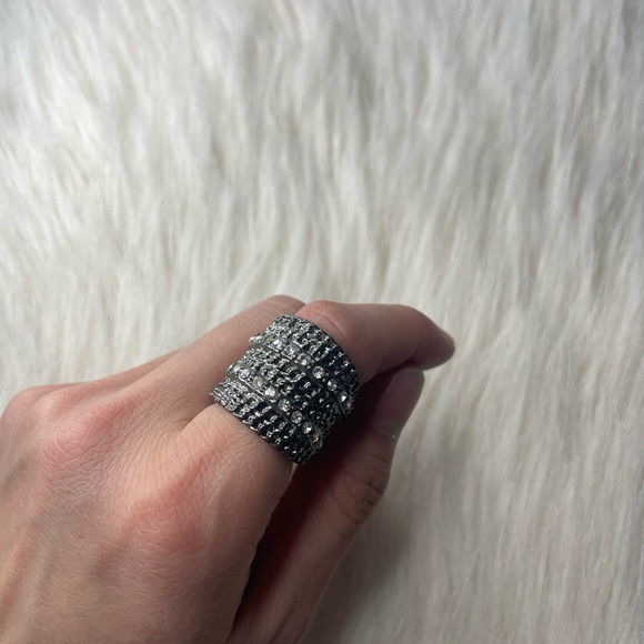 Elegant Black and Silver Women's Ring - Picture 2 of 3